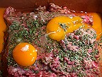 Gehacktes, Pfeffer & Salz, 3 Eier, italienische Kruter, Oregano
