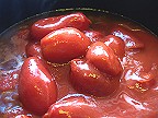 eine Dose geschlte Tomaten dazu